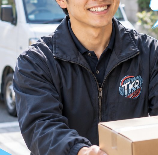 荷物を手渡すドライバー