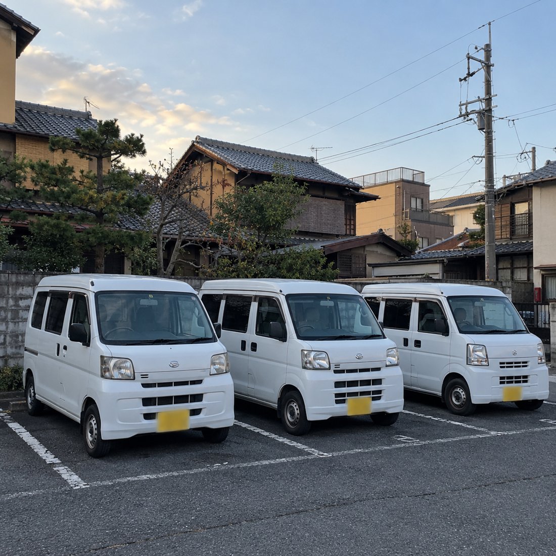 並んだ軽バン